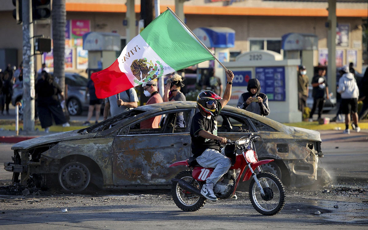 Embajador de EU en México señala que uso de banderas en protestas de migrantes daña relación bilateral