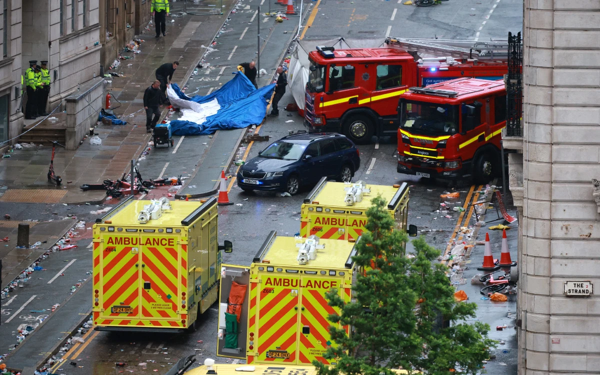 Auto embiste a multitud en festejo masivo del Liverpool