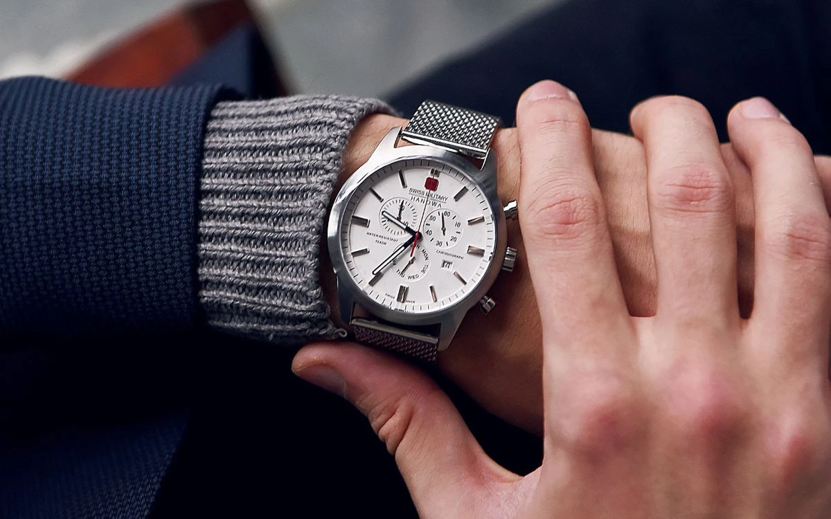 Roban reloj de 100,000 euros pero pierden celular en su huida y acaban detenidos