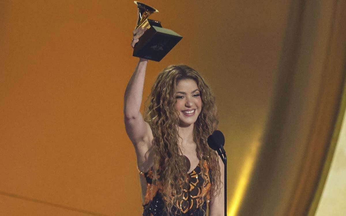 Shakira dedica Grammy a los migrantes; Beyoncé recibe el máximo galardón