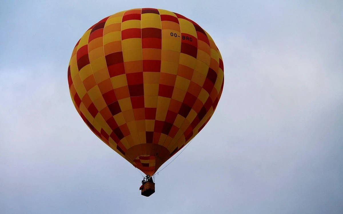 Mujer muere embrazada al caer globo aerostático con 30 pasajeros en Brasil