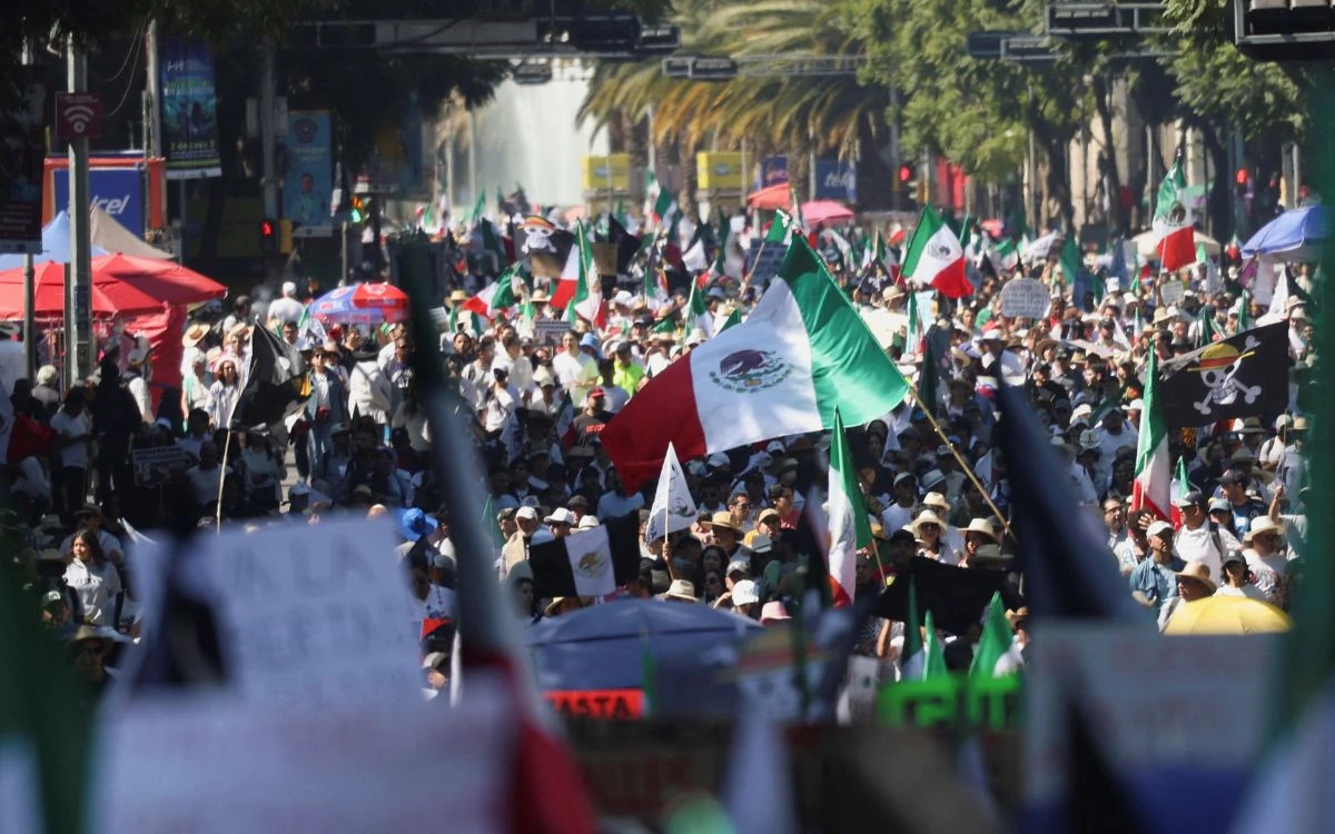 Entre consignas, movimiento ‘Generación Z’ se manifiesta a las puertas de Palacio Nacional | Galería