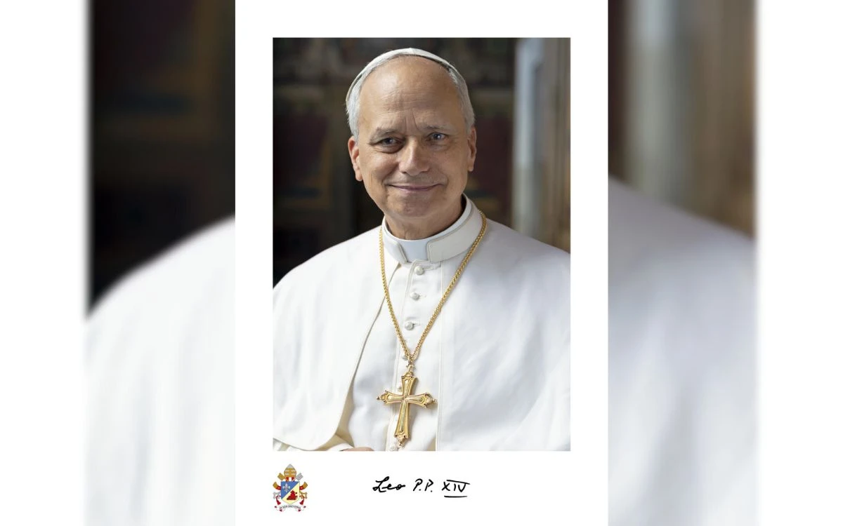 La foto oficial del papa León XIV: Con firma en latín y la cruz relicario