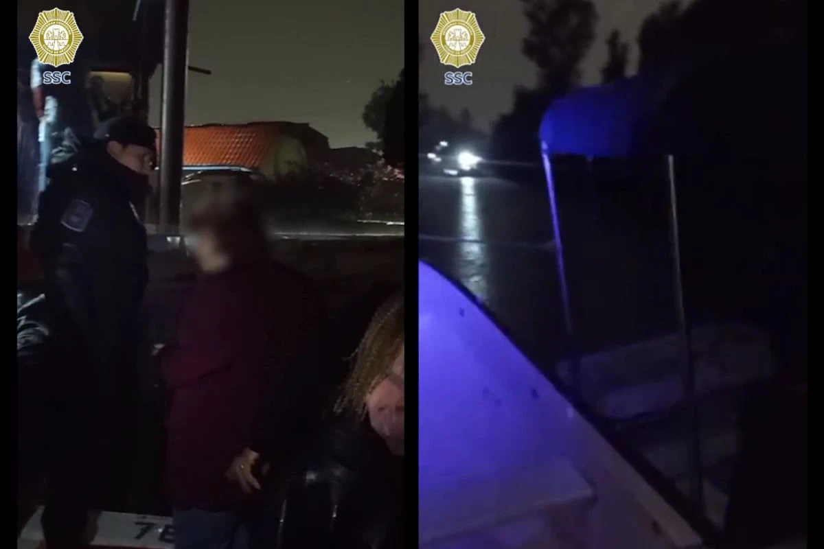 Trajinera queda atorada en Xochimilco; policía rescata a 30 pasajeros