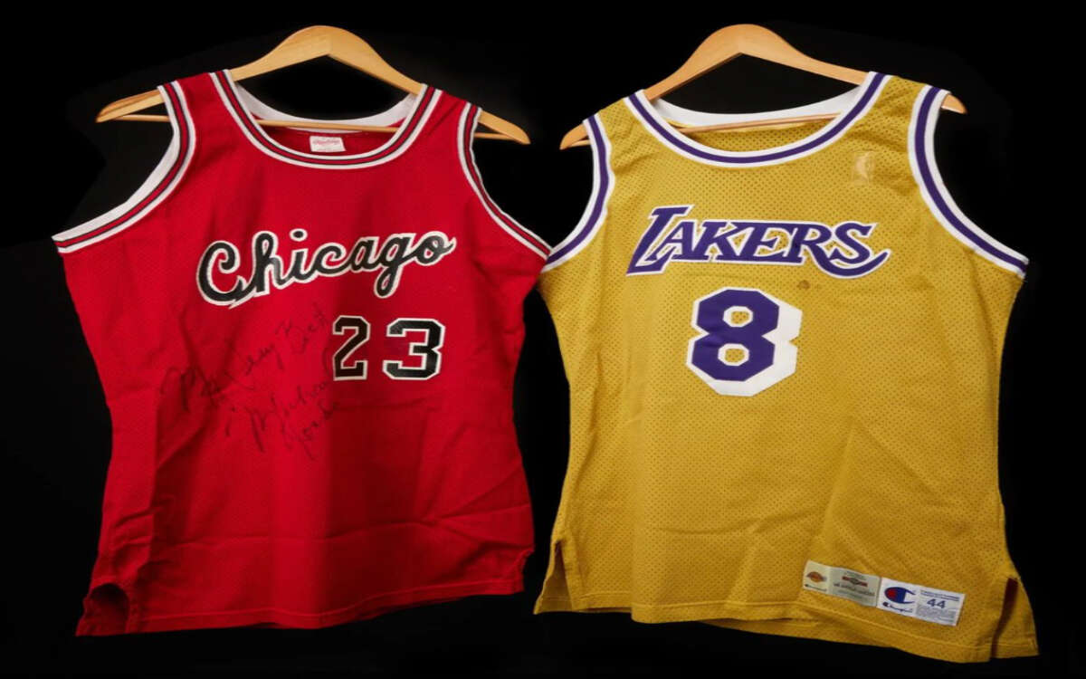 Subastarán camisetas con las que debutaron Michael Jordan y Kobe Bryant