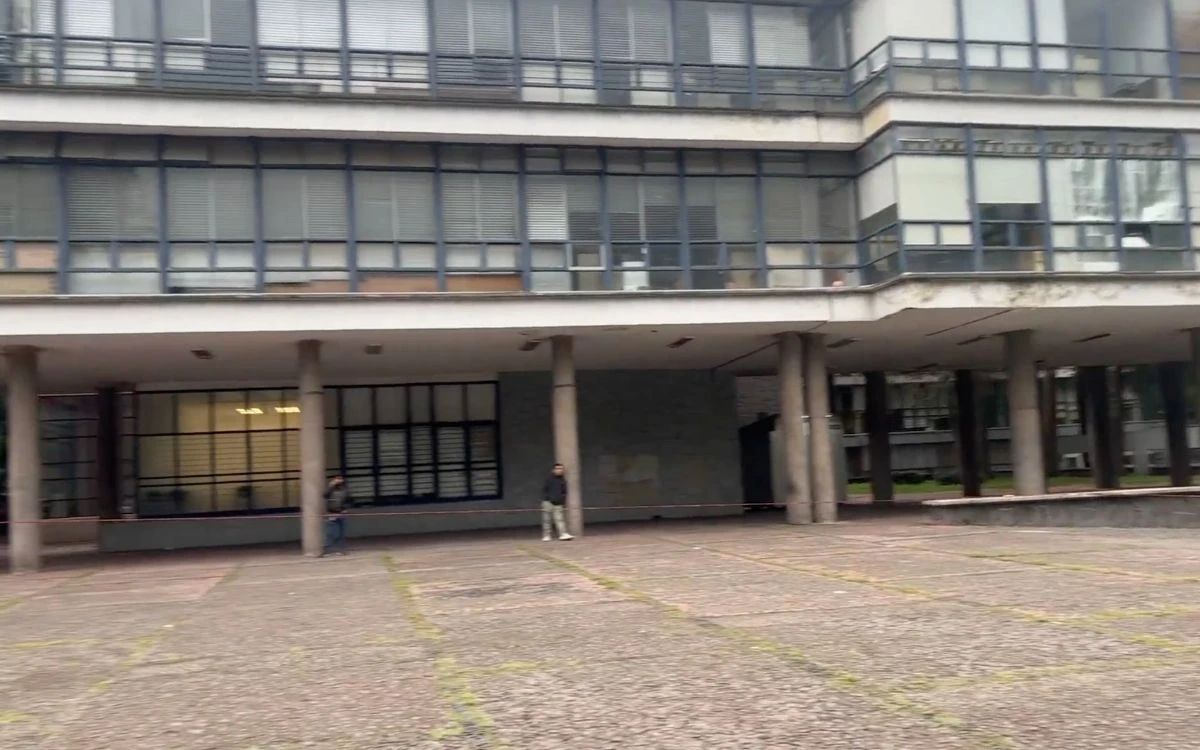 UNAM suspende actividades por amenaza de artefacto explosivo en Facultad de Economía