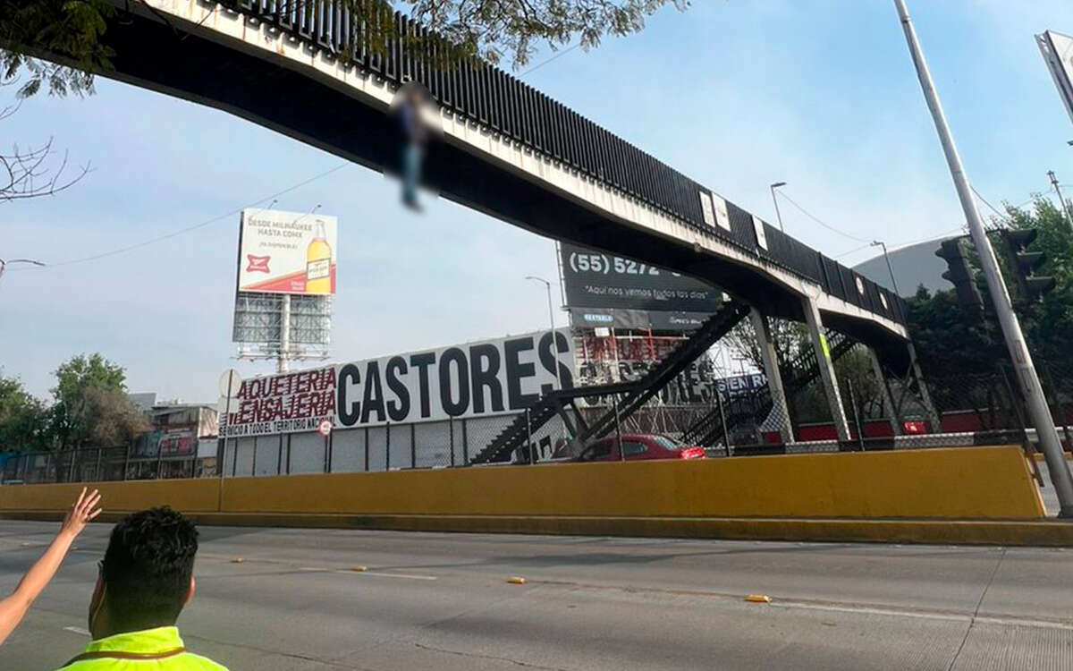 FGJ CDMX investiga hallazgo de cuerpo en puente peatonal de Circuito Interior