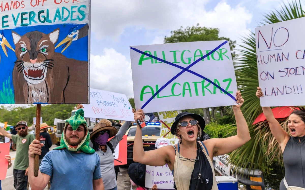 Hay 750 migrantes en jaulas en ‘Alligator Alcatraz’, denuncian legisladores