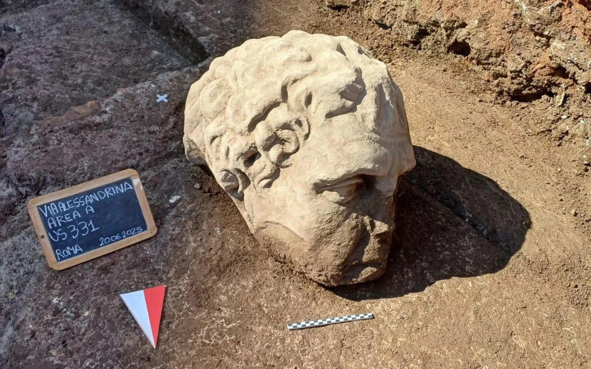 Descubren cabeza colosal de mármol en una excavación del centro de Roma