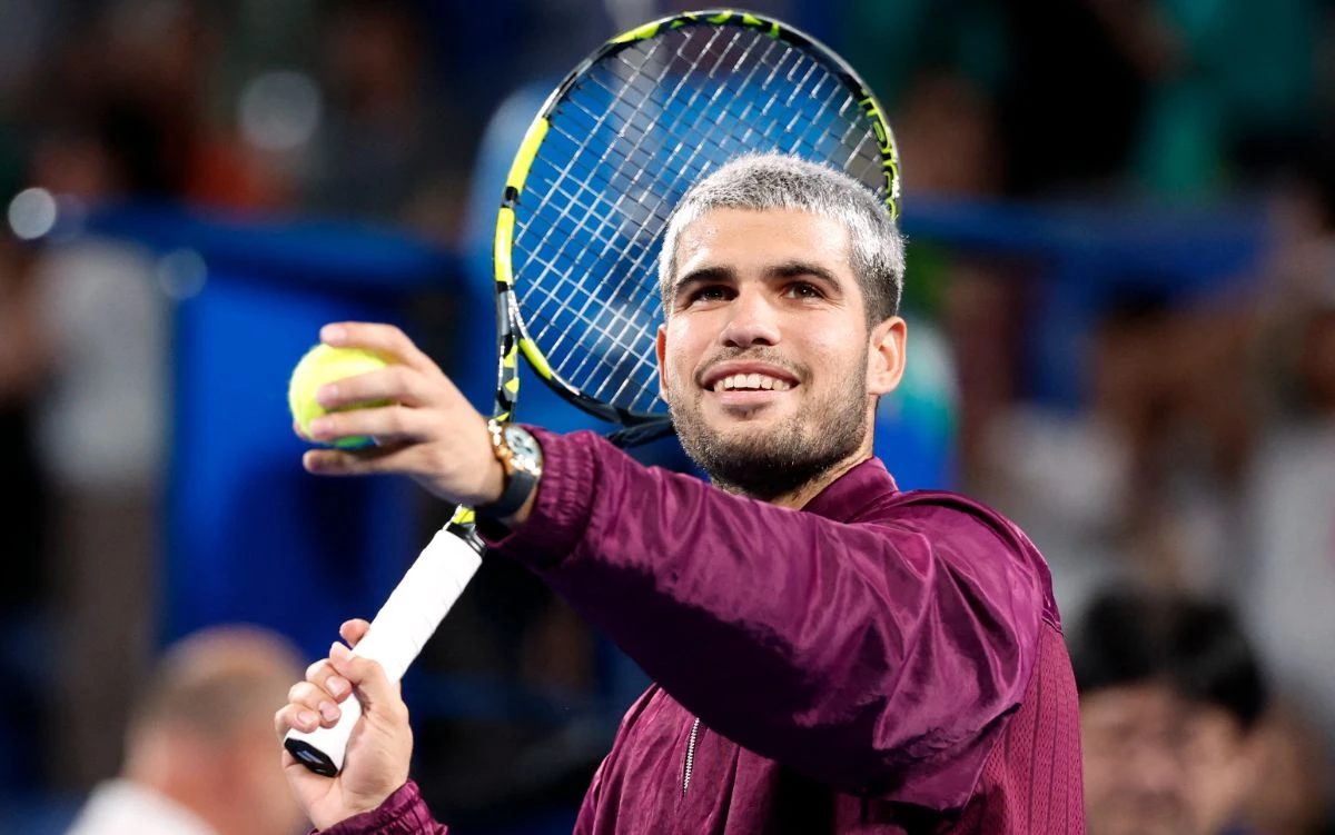 Carlos Alcaraz disipa las dudas sobre su tobillo y avanza a cuartos en Tokio