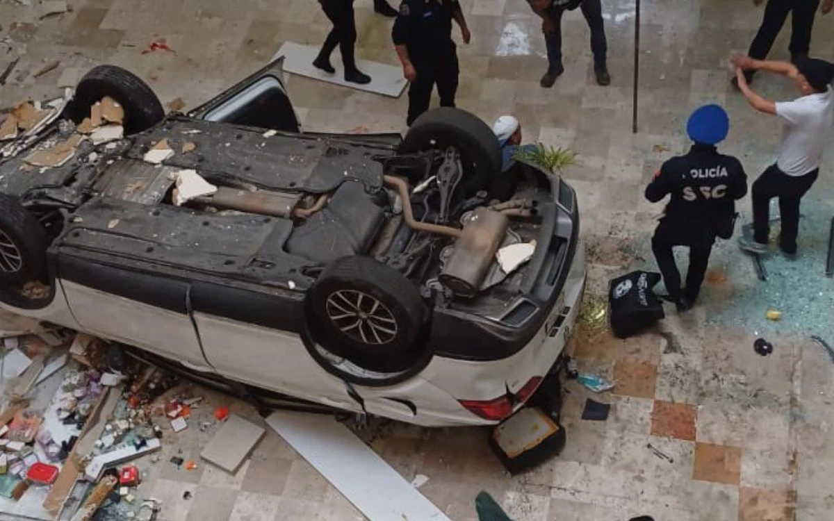 Vehículo cae desde tercer piso de estacionamiento en plaza de CDMX; conductora herida de gravedad