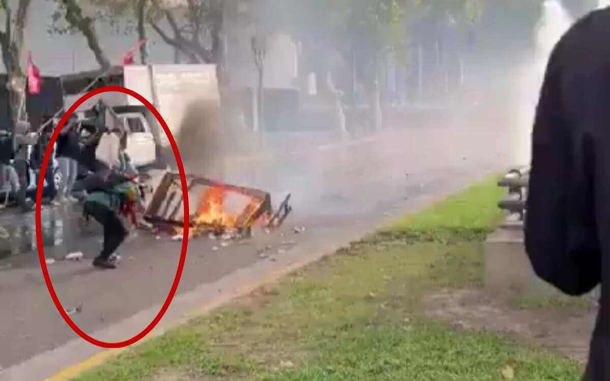 Video | Fotógrafo recibe disparo de un cartucho de gas lacrimógeno en la cabeza por policía argentina