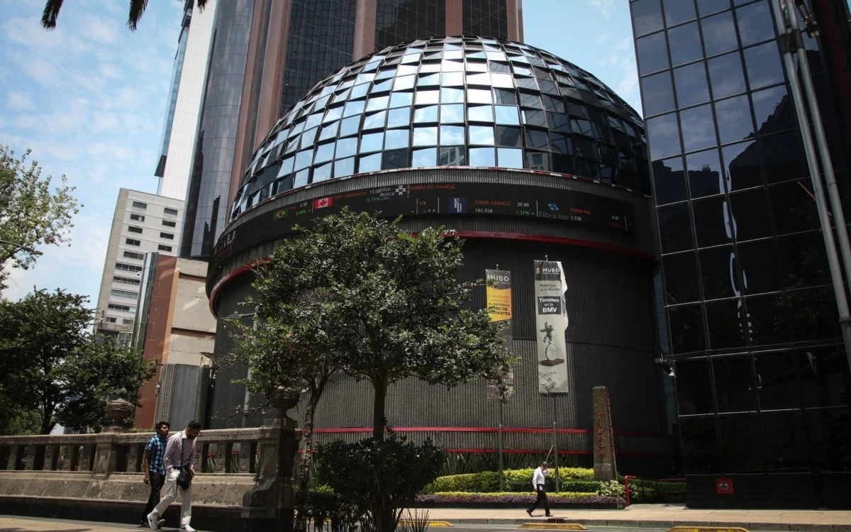 Bolsa mexicana acumula pérdida semanal del 1.6% y corta tres semanas de avances