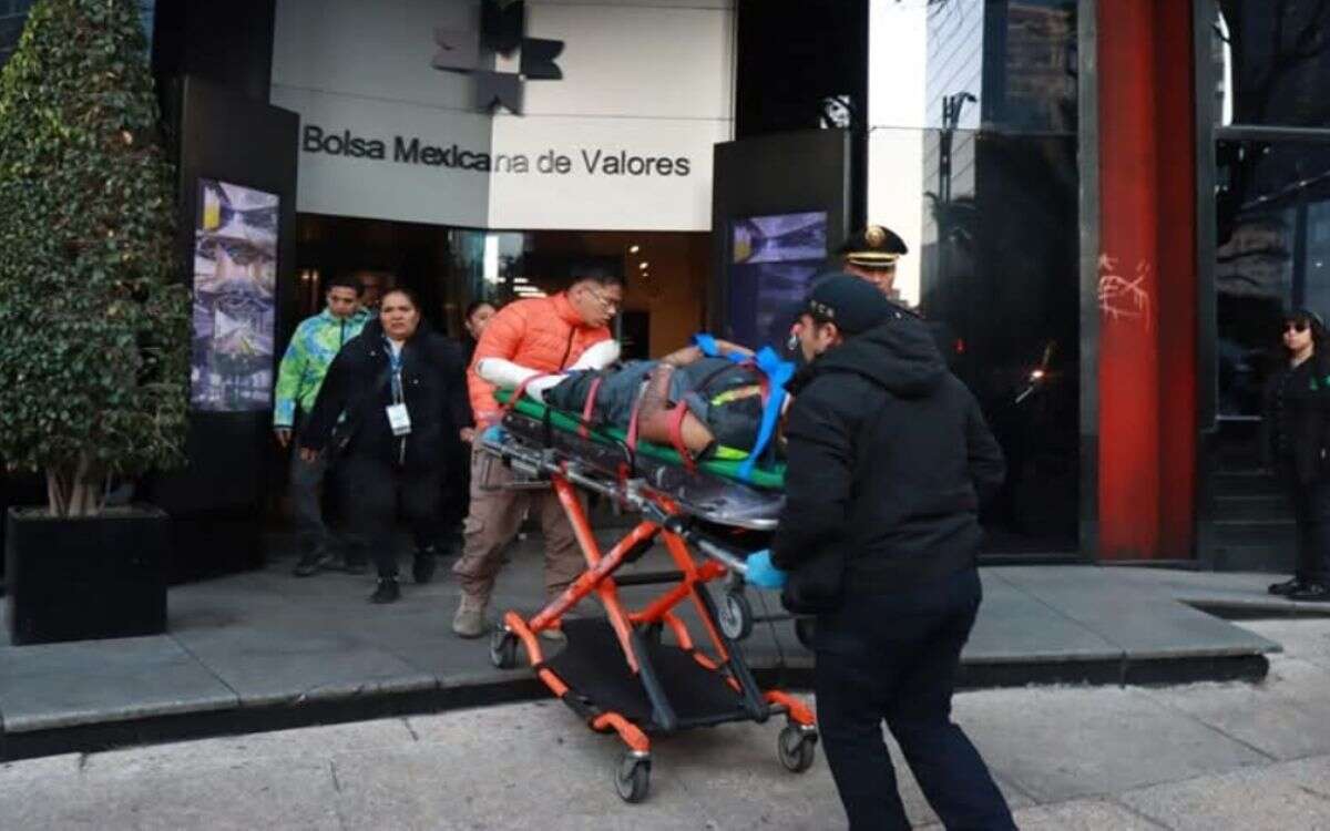 Cae del techo de la Bolsa de Valores un trabajador de limpieza y sufre lesiones graves