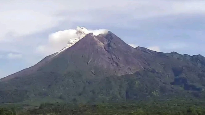 Gunung Merapi Semburkan Guguran Lava Pijar Sejauh 1,5 Km