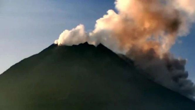 Gunung Merapi Erupsi, Hujan Abu Tipis Guyur Wilayah Sleman