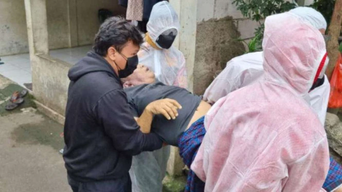 Heroik, Polisi Evakuasi Warga Jagakarsa yang Kritis Terkena COVID-19