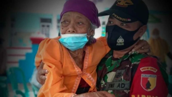 Peristiwa Mengharukan Kopral TNI Widodo Gendongi Nenek-nenek Lumpuh