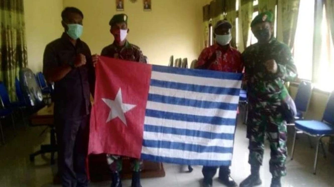 Setia NKRI, Warga Papua Barat Serahkan Bendera Bintang Kejora ke TNI