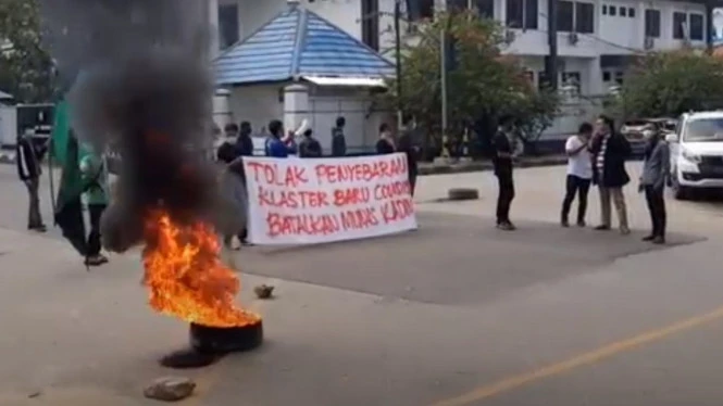 Demo Tolak Munas Kadin di Kendari, Mahasiswa Segel Kantor DPRD
