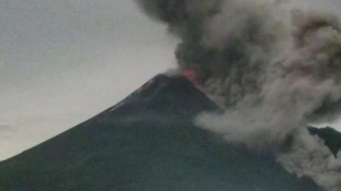 Gunung Merapi Luncurkan Awan Panas Tiga Kali Jumat Pagi Ini