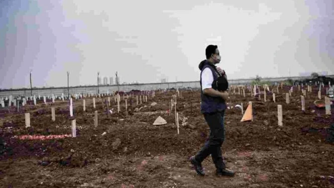 Potret Anies di Hamparan 900 Makam COVID-19 di TPU Rorotan