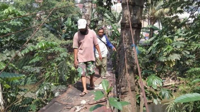 Jembatan Gantung di Perbatasan DKI-Depok Rusak, Warga Minta Diperbaiki