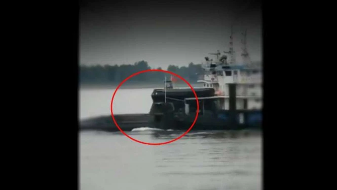 Geger, Penampakan Kapal Selam Siluman China Muncul Ditutupi Ferry