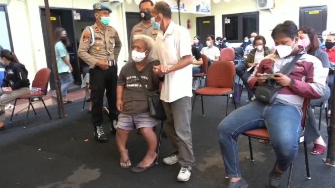 Penyandang Disabilitas Ikut Vaksinasi Massal di Mapolsek Cilandak