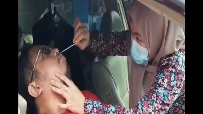 Aksi Sekeluarga Tes Antigen Sendiri saat Terjaring Razia di Puncak