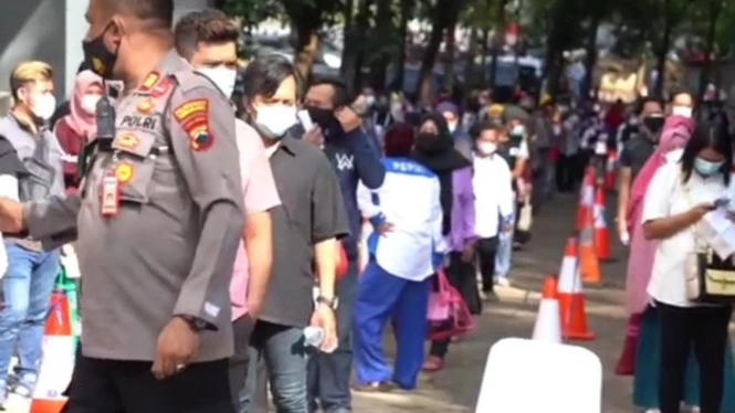 Antusiasme Vaksinasi di Semarang: Rela Antre hingga Ratusan Meter