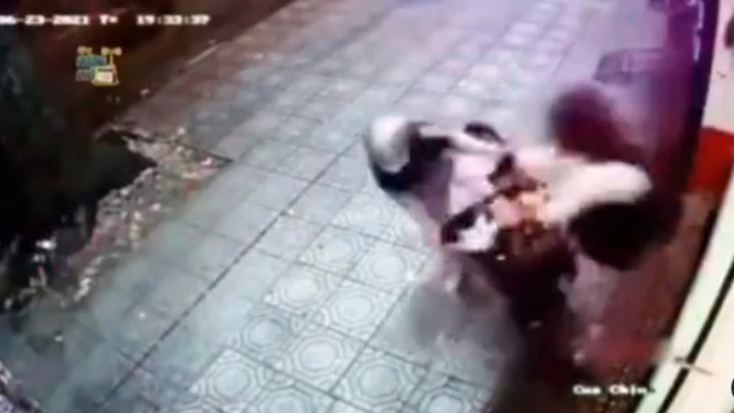 Viral Tendangan Cewek Ini Bikin Pencuri Motor Lari Terbirit-birit
