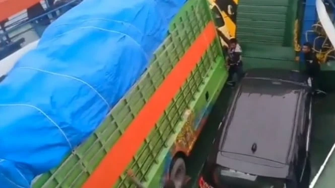 Viral Video Truk Goyang-goyang di Atas Kapal