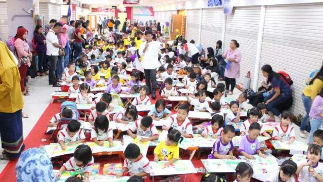 Ceriakan Anak-anak dengan Mewarnai Melalui Program PMM UMM