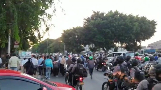 Ricuh, Pendukung Habib Rizieq Lempari Polisi Pakai Batu