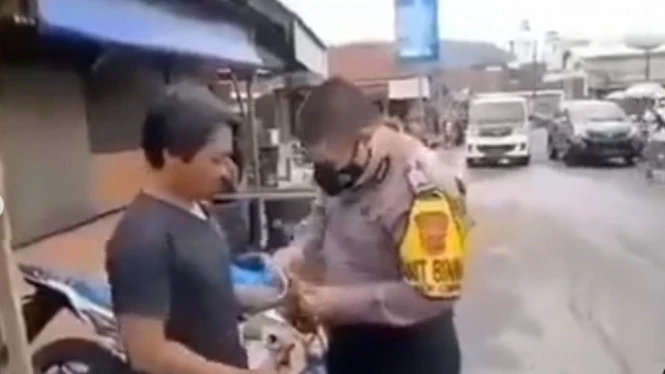 Detik-detik Pria Tak Percaya COVID-19 Ditangkap Polisi