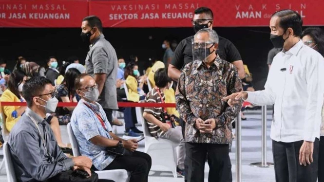 Jokowi Minta Vaksinasi Pekerja Jasa Keuangan Bisa 100 Ribu Orang