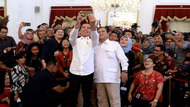 Ucapkan Selamat Ultah, Prabowo Unggah Foto Bareng Jokowi di Pilgub DKI