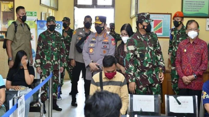 Panglima dan Kapolri Tinjau Vaksinasi Pelaut hingga Pekerja Pelabuhan