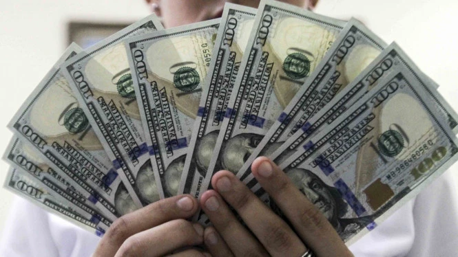 Rupiah Melemah ke Rp14.300 per Dolar AS Merespons Sinyal The Fed
