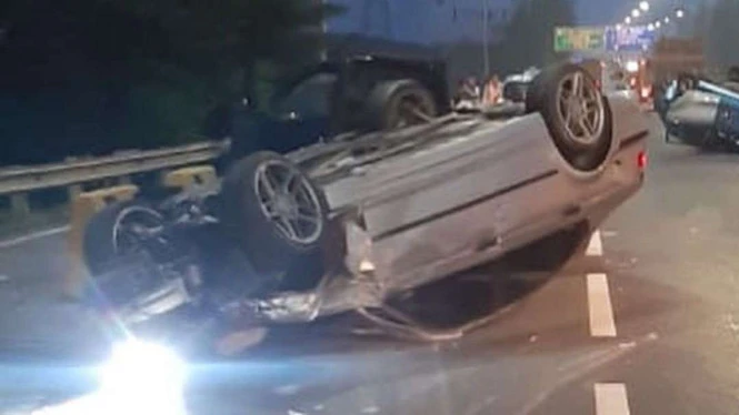 Pengemudi BMW Mabuk Tabrak 3 Mobil Lain hingga Terguling di Tol Meruya