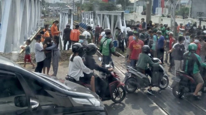 Viral di Medsos, Driver Ojek Online Sengaja Tabrakan Diri ke Kereta