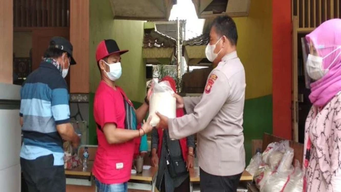 Asyik, Habis Divaksin Warga Muara Angke Dapat Beras