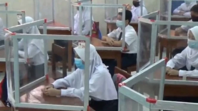 Kasus COVID-19 Melonjak, Nadiem Diminta Tunda Sekolah Tatap Muka