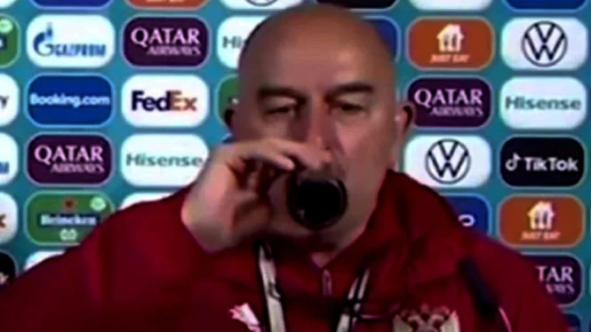 VIDEO: Gaya Santuy Pelatih Rusia Buka dan Minum Coca Cola Botol