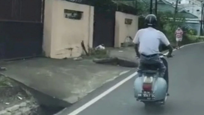 Momen Kakek-kakek Keliling Naik Vespa Pakai Seragam SMA