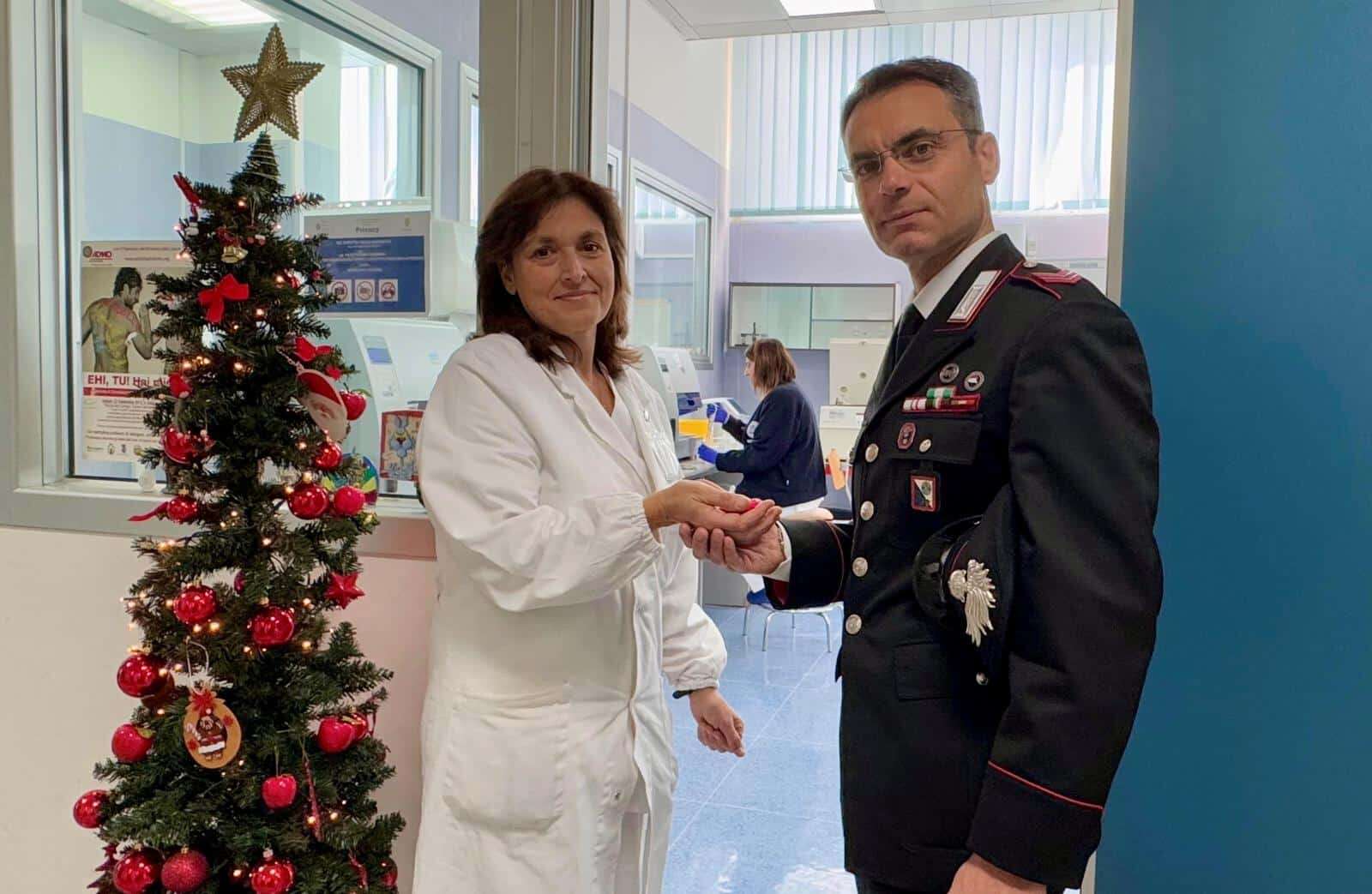 UN “REGALO DI NATALE” CHE SALVA UNA VITA: LA STRAORDINARIA COLLABORAZIONE TRA CARABINIERI E SANITÀ PER UN TRAPIANTO DI MIDOLLO