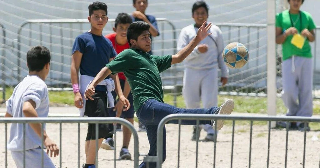 U.S. to offer migrant teens $2,500 if they voluntarily leave the country