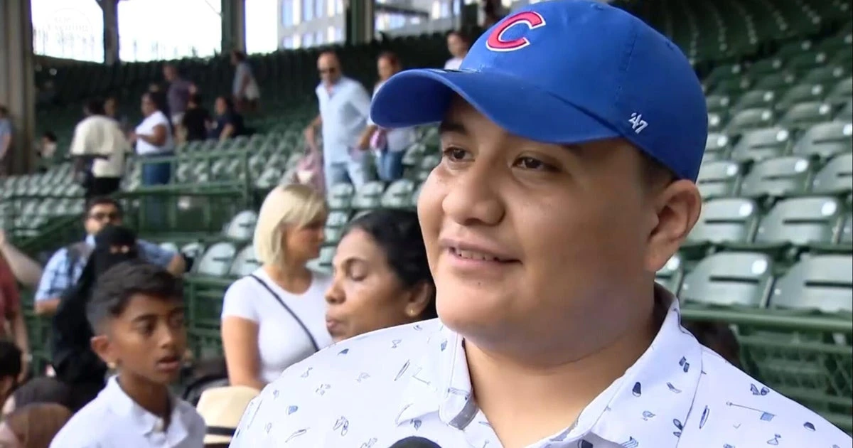 Hundreds become U.S. citizens in naturalization ceremony at Wrigley Field