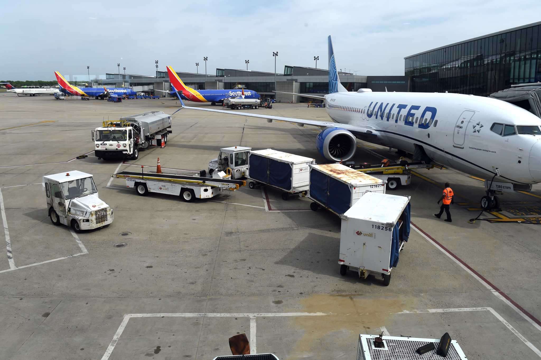 What does it cost to fly from CT to FL? Comparing airlines prices, 'junk fees.'